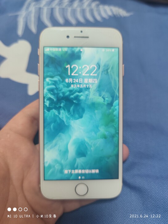 苹果8 嘎嘎新一点划痕没有使用感受 特别流畅