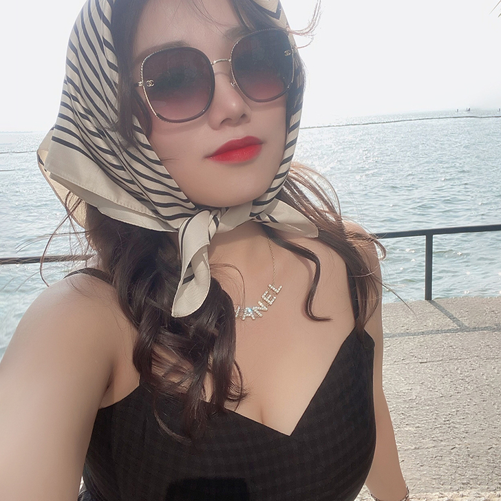 转手原因 ：买来拍照的，类似这样的裙子太多...