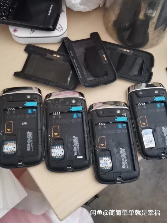 黑莓9790黑莓手机后盖有点破损，有电池能...