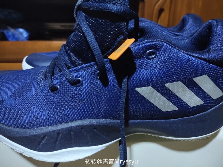 阿迪达斯运动鞋