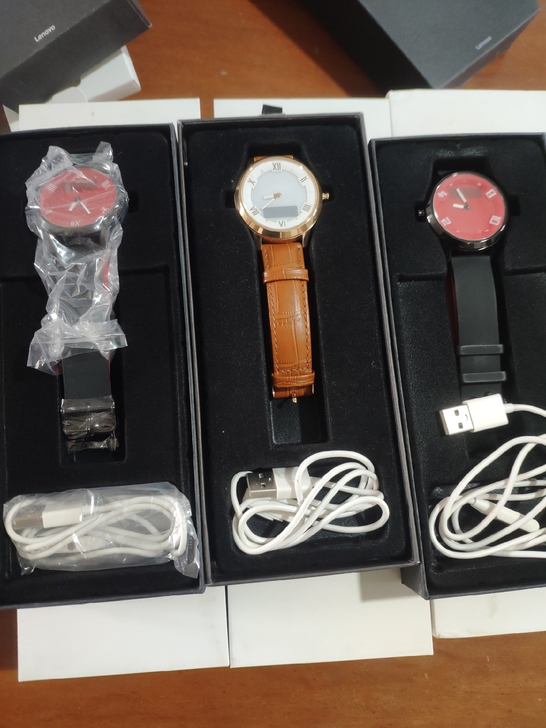 处理联想watchx智能手表，包装配件齐全...