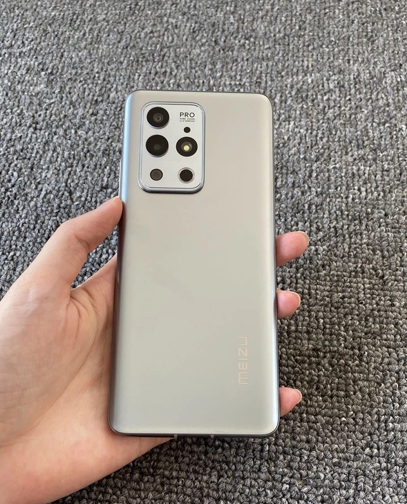 魅族18pro 8+256，手机边框有一个...