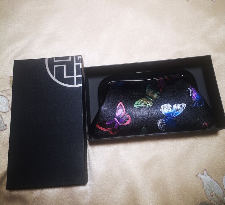 复古真皮印花手拿包，高16公分，底长30公...