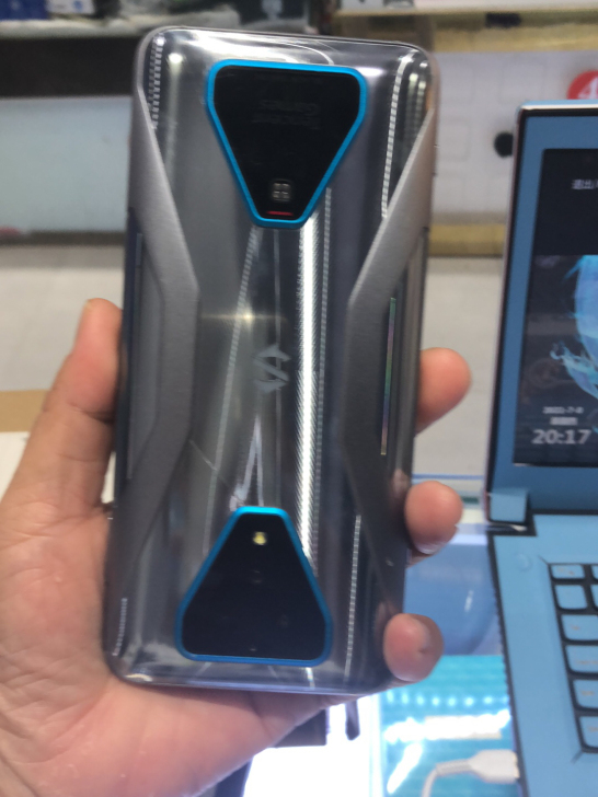 小米黑鲨3无锁12-256外观如图屏小花