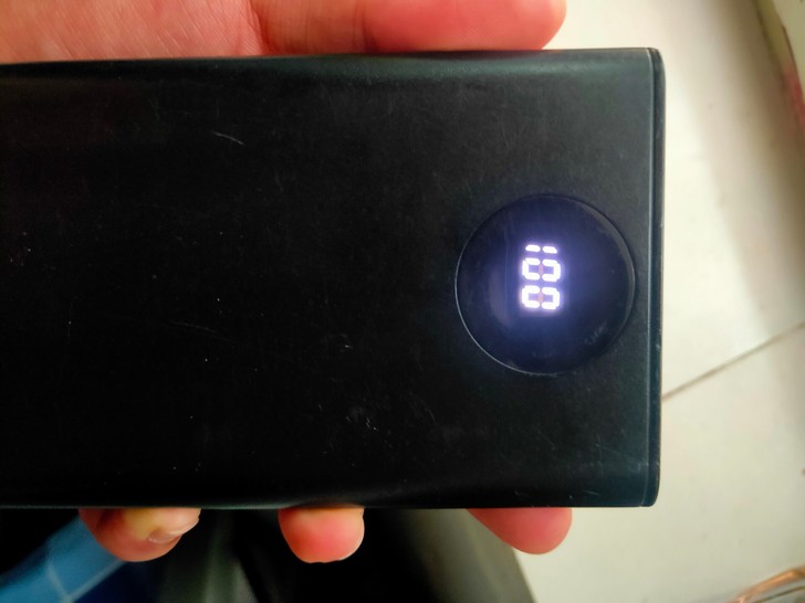 魔睿充电宝，20000毫安的，我手机400...