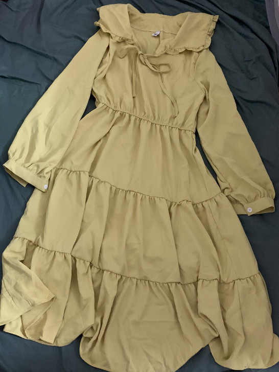 淡黄的长裙，娃娃领，收腰显瘦，滑滑面料，质...