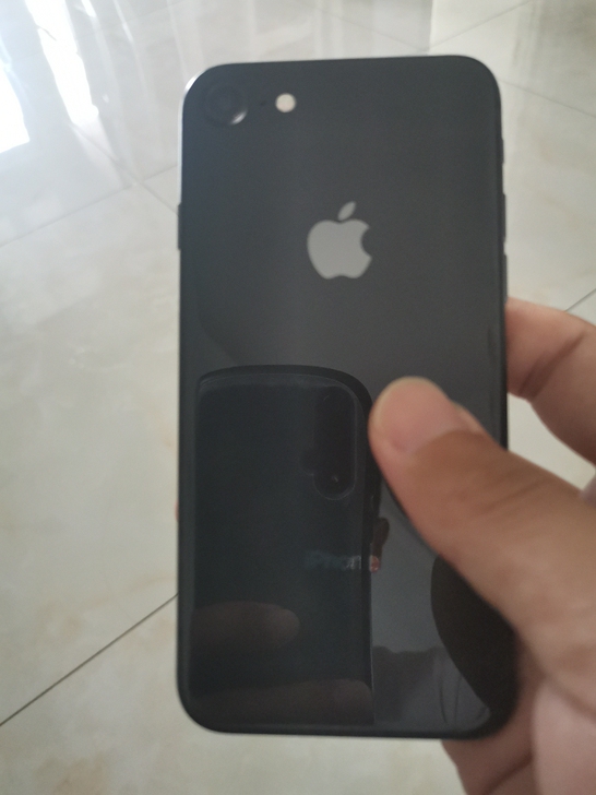 出手个人一手美女使用苹果8换新手机了，下来...