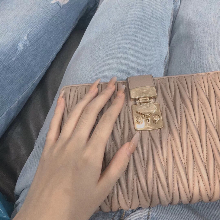 miumiu手拿包 可以自己装个链条当斜挎...