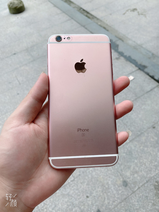 女生自用苹果iPhone6s plus国行...