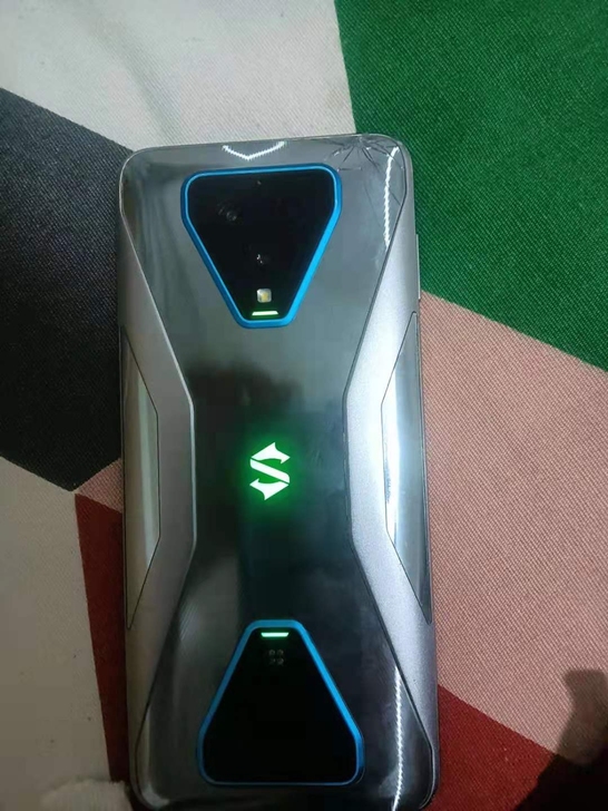 黑鲨3 5g，黑色全网通，12+256，游...