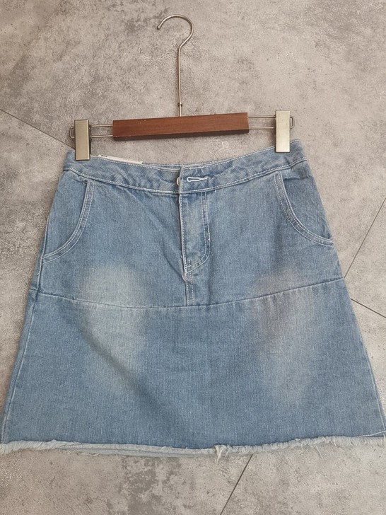 服装店清库存,A字牛仔短裙,还有XL码,能...