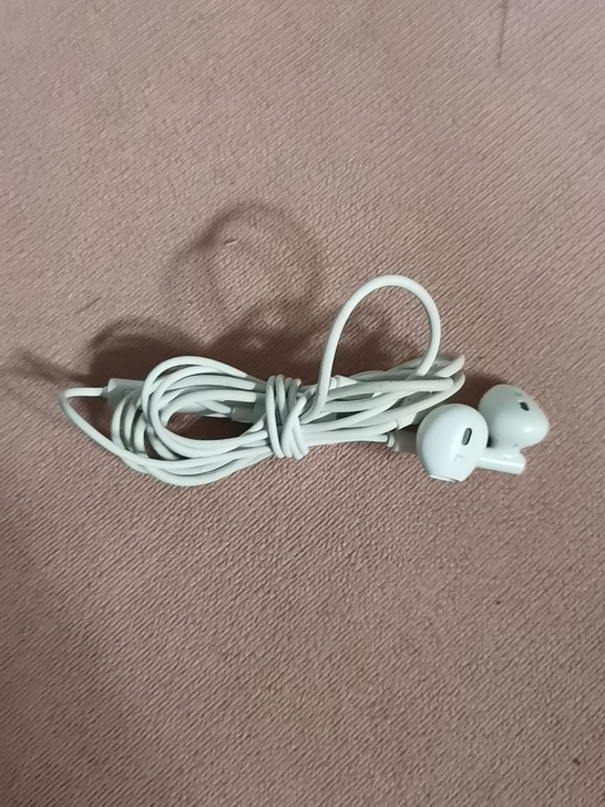 华为原装耳机  成色如图 闲置出 磨叽的别来