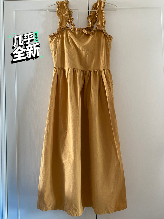 吊带连衣裙。