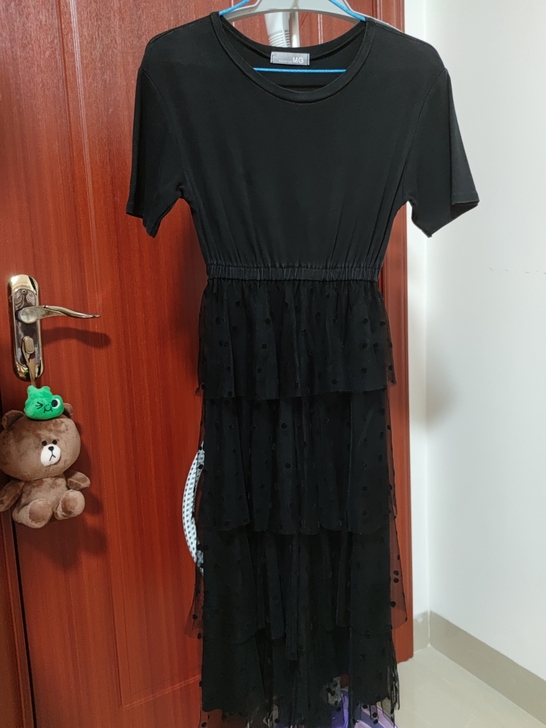 显瘦高腰裙，下本身有纱。寻找有缘人，取走不...