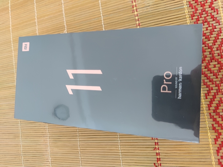 出一个全新未拆封带碎屏险的小米11pro黑...