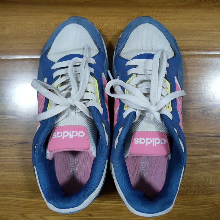 阿迪达斯正品运动鞋，上脚特别舒适，完好无损...