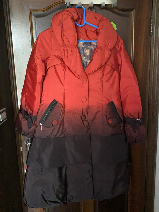 女式羽绒服，八成新，适合115斤左右，塔裙款