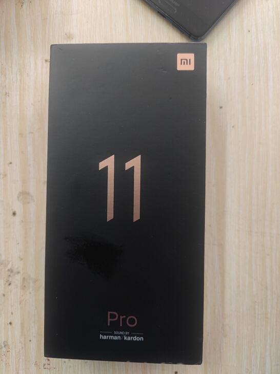 小米11pro使用两星期，开机就贴膜使用，...