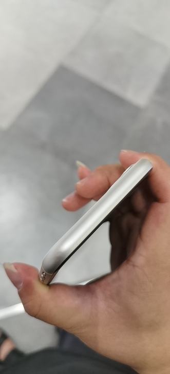 苹果11国行  64g白色 9左右，没有明...