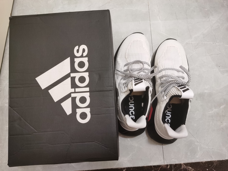 Adidas运动鞋，42码，就穿出去半天，...