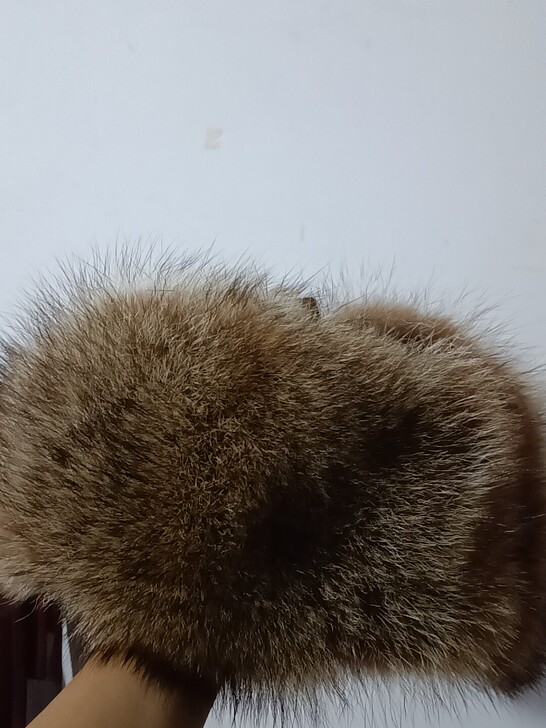 全新真皮草帽子，真皮草雷锋帽，双耳可以放下...