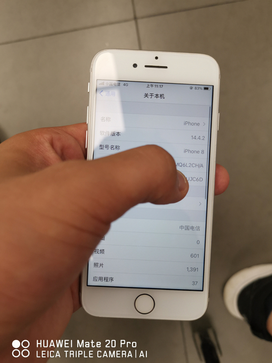 国行苹果8 银色 64g。换了个原装后压屏...