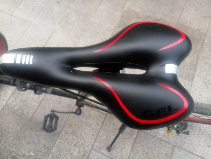 死飞自行车，除了前刹车有点不灵敏。其他一切...