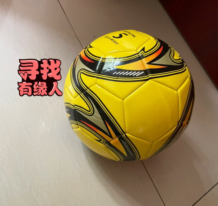 足球甩卖19块一个,两个36包邮。图片实拍...