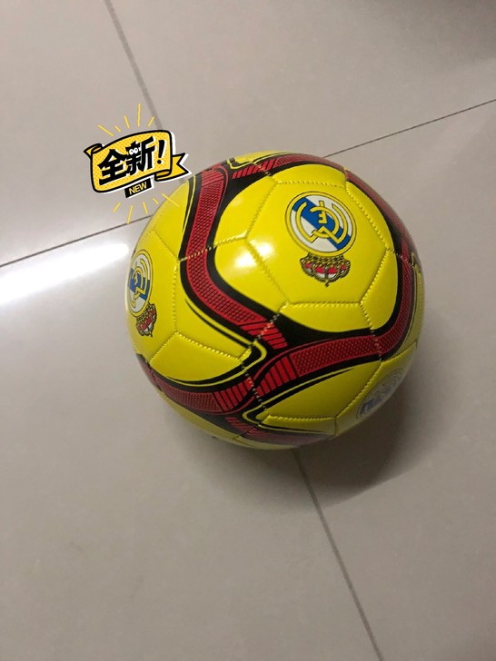 (全新包邮)转卖闲置足球5号足球小孩玩的足...