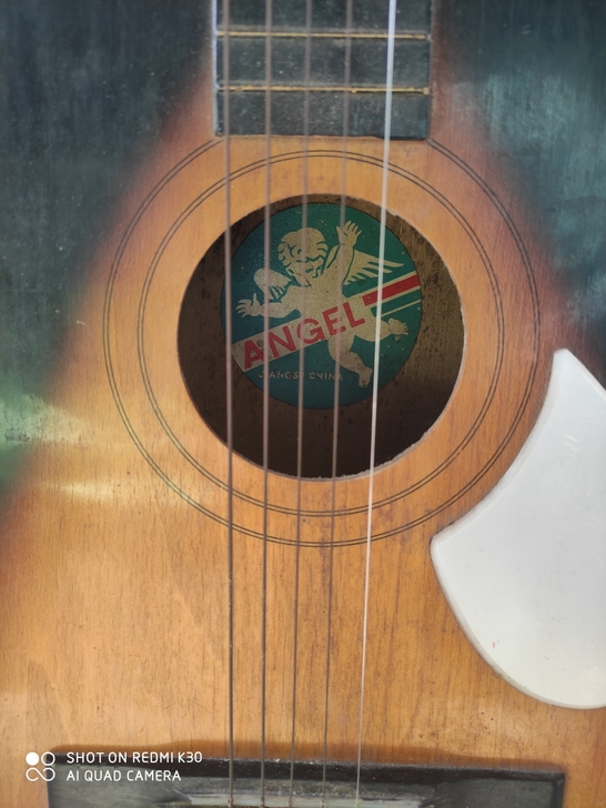 天使牌吉他，有脫胶，当配件卖，成色如图，不...