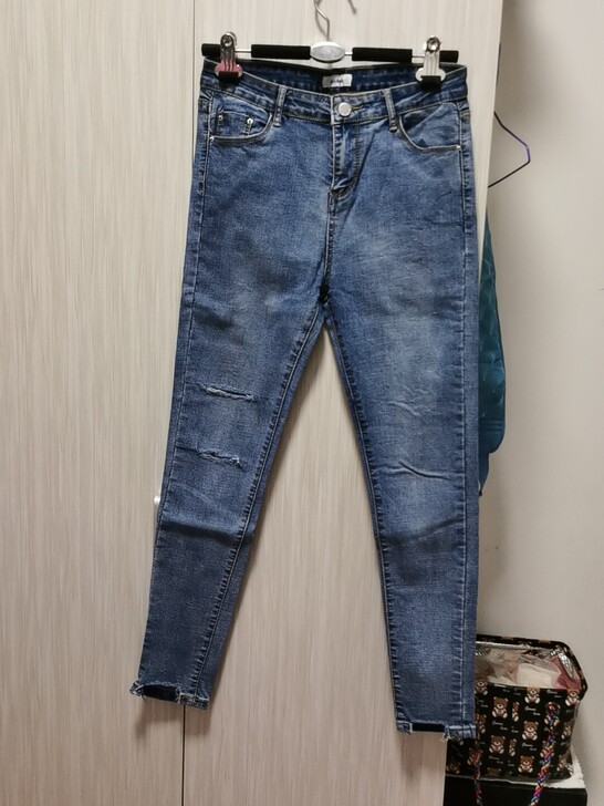 破洞浅色牛仔裤  售出不退换  因为一直叠...
