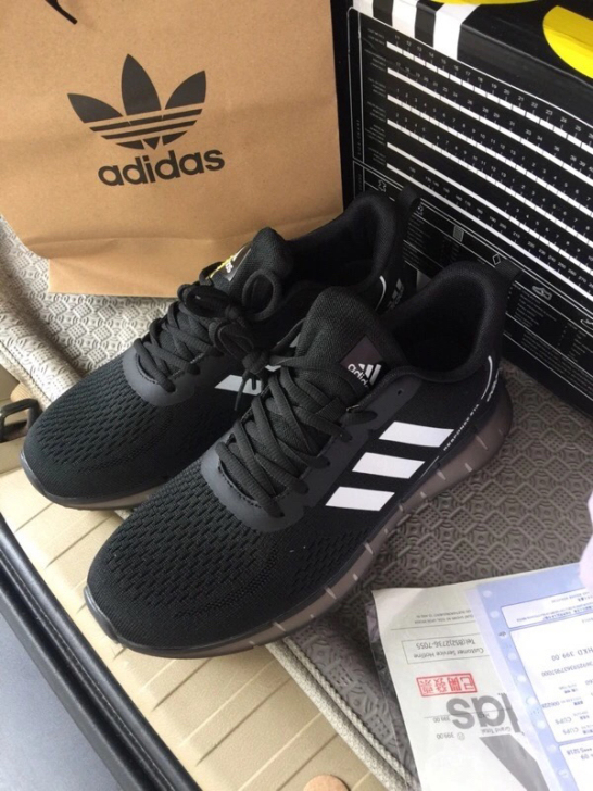 阿迪达斯男鞋运动鞋跑鞋，全新41码，生日朋...