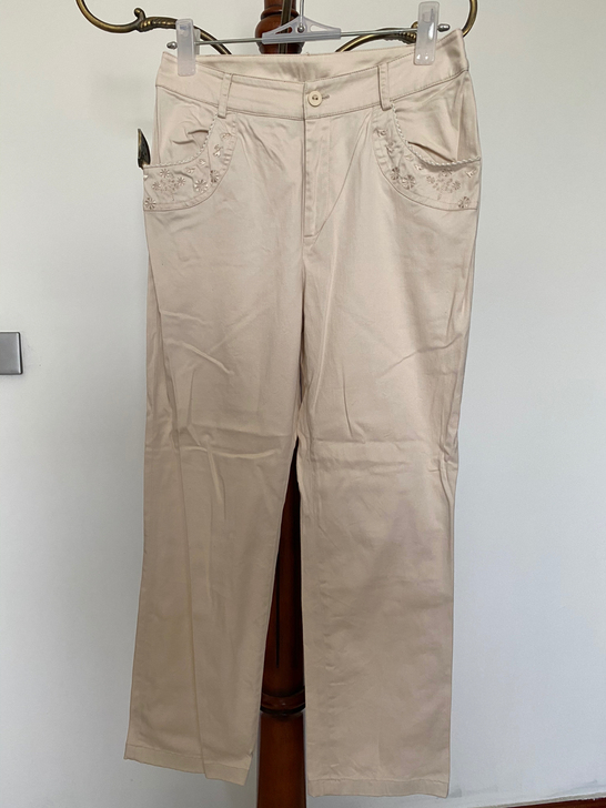 米色休闲裤 几乎全新 由于放时间长了裤子有...