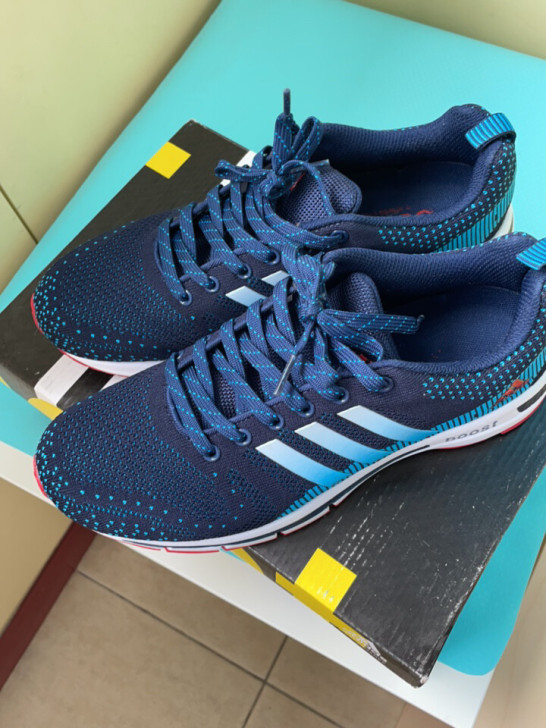 九五新阿迪达斯运动鞋，42码.包邮