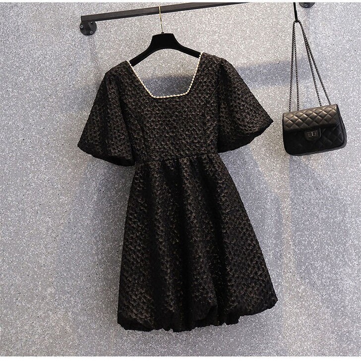 新款法式方领泡泡袖连衣裙，全新几乎。试穿了...