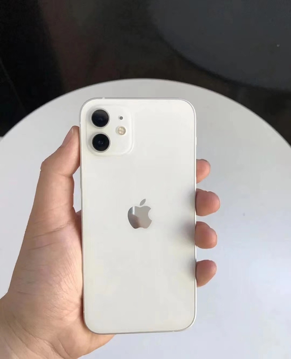 苹果12国行白色128g 朋友在官网上给买...