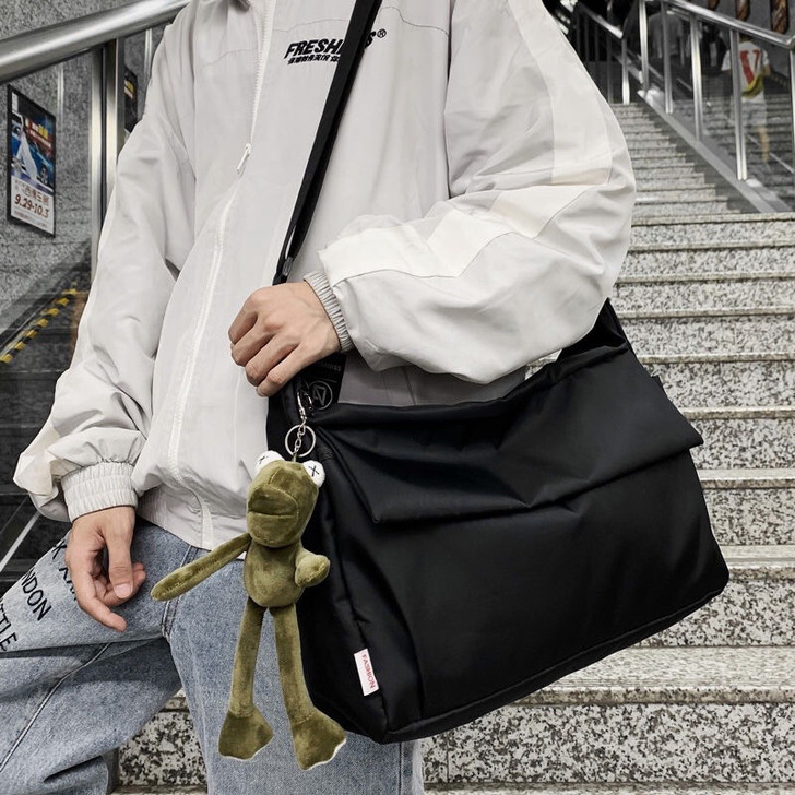 ins潮牌单肩包男士大容量斜挎包女休闲百搭...