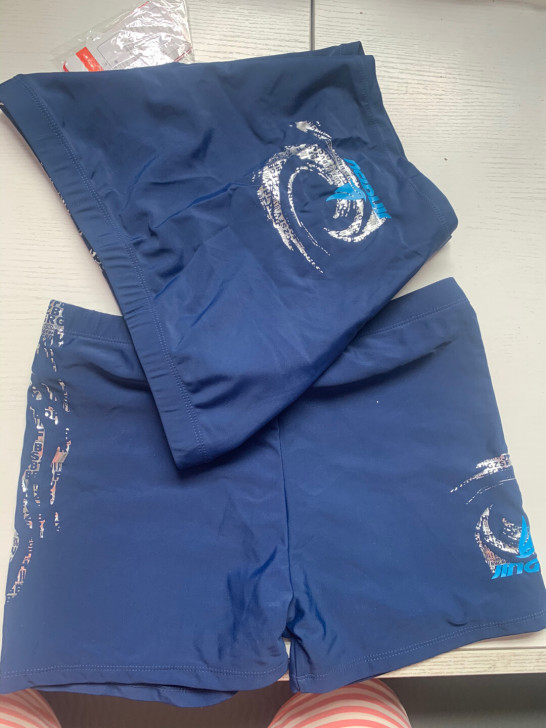 全新品牌泳衣，质量很好。之前开店留下来的。...