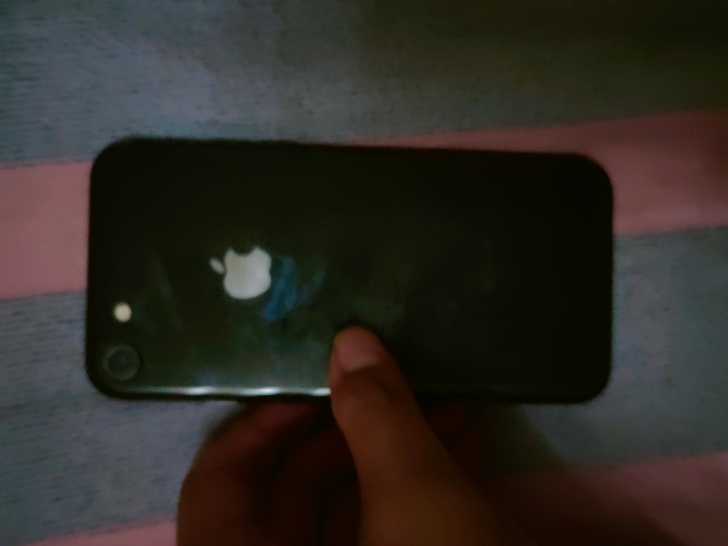 苹果8   外版无锁  64g，就换过前摄...