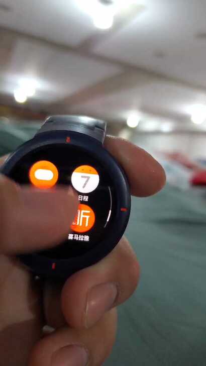 出手AMAZFIT华米a1801智能手表。...