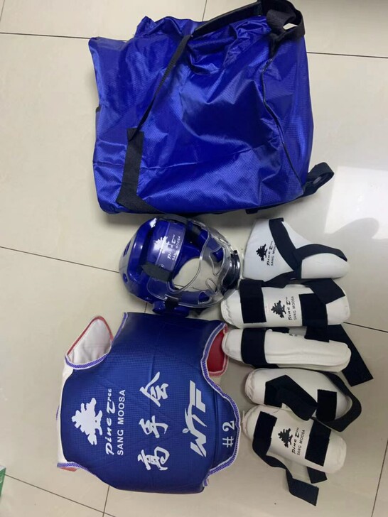 跆拳道护具一套。买来500元。现在220元...