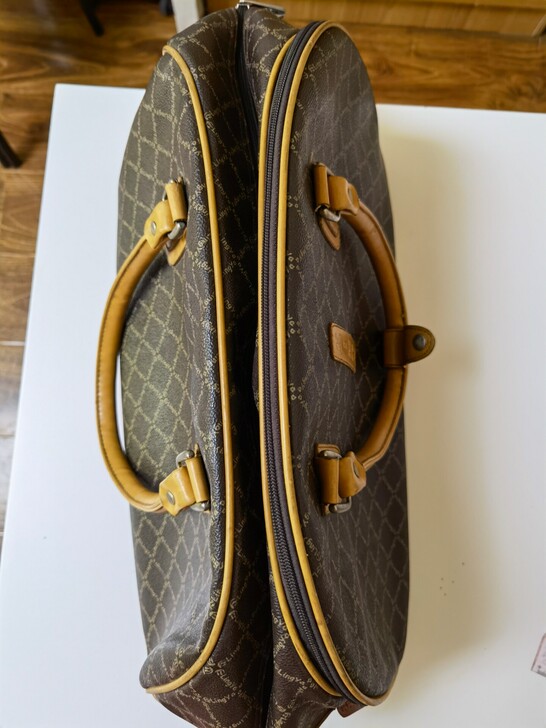 手提包，大概尺寸长45CM高25CM。15...