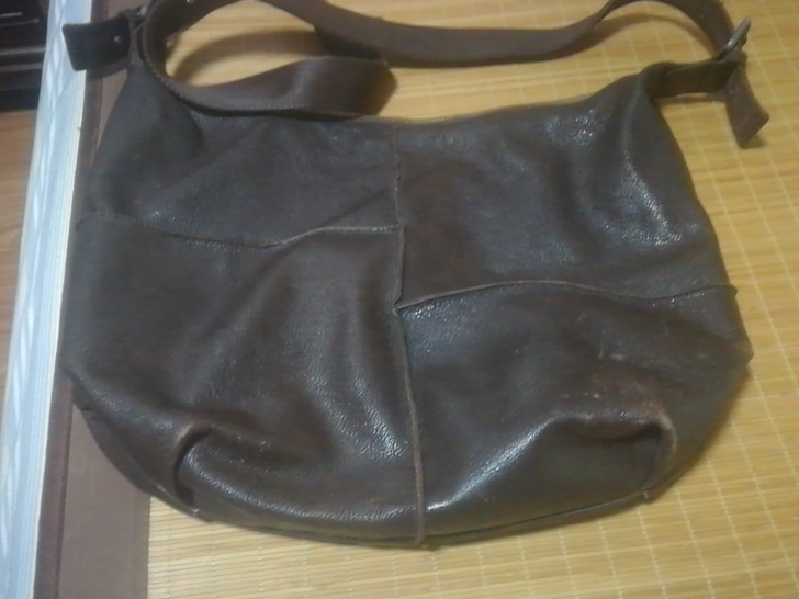 男士斜挎包，真皮材质的（具体是什么材质的不...