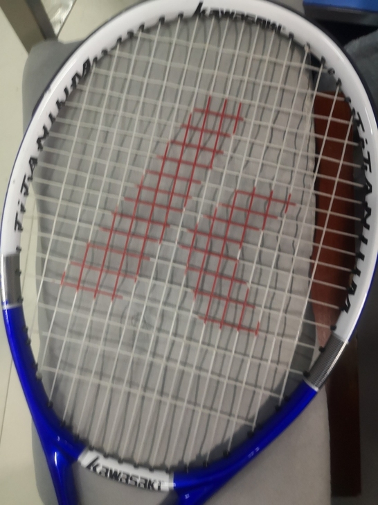 川崎网球拍,去年年底买的,女朋友用来上体育...
