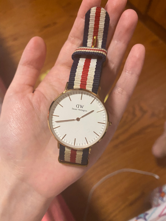 Dw手表贱卖，买了很多年了，表带有点旧。换...