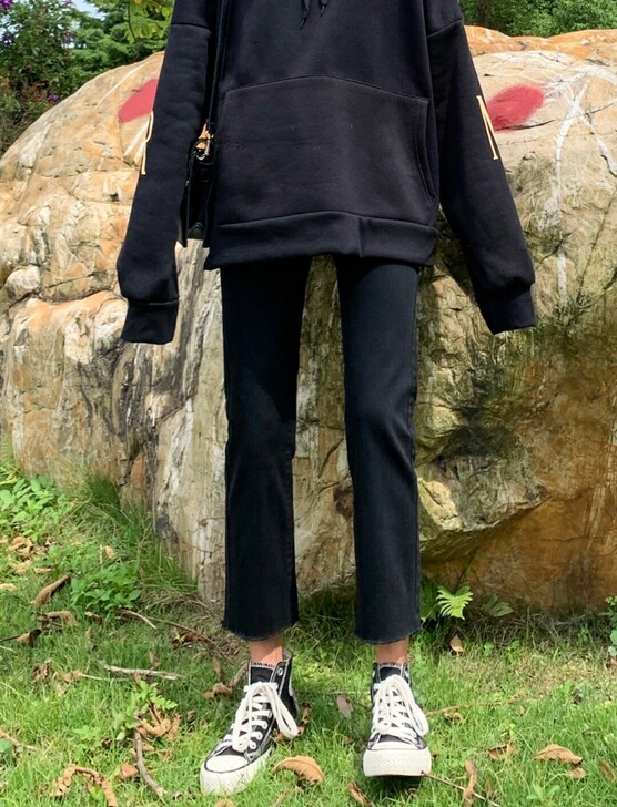 直筒牛仔裤 黑色 质量很好 薄 全新 没穿...