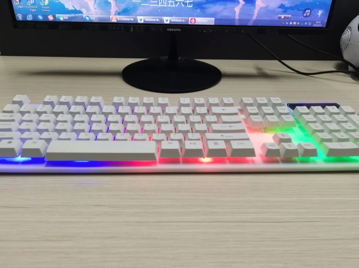 机械手感游戏键盘，有线背光usb电脑配件跨...