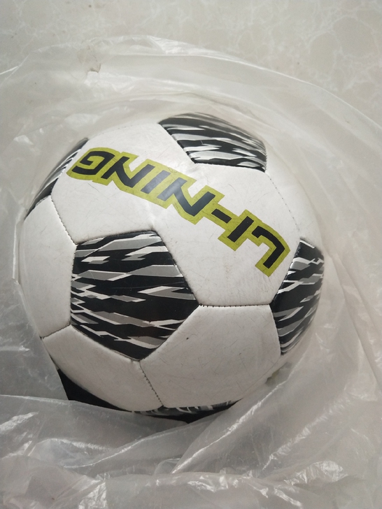 李宁足球，体育选修足球买的，搬校区便宜卖