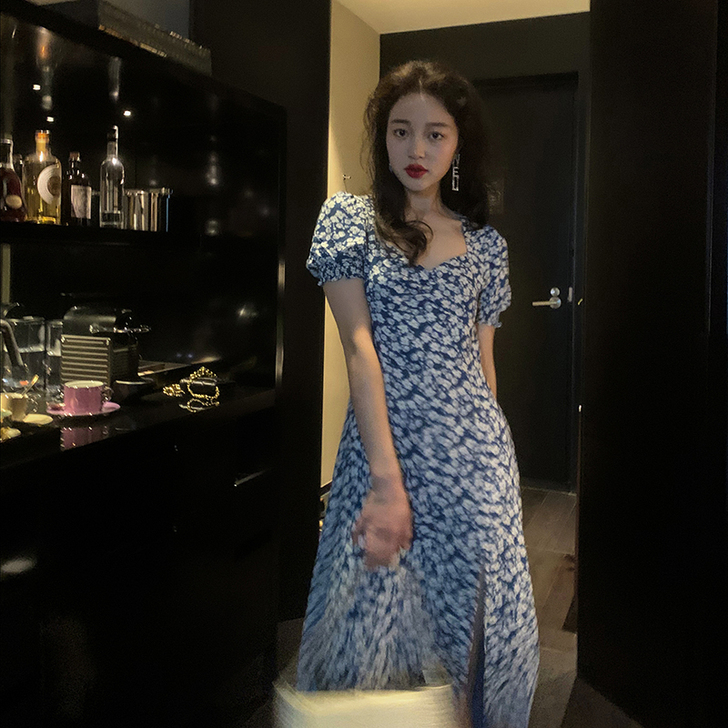 蓝色碎花连衣裙 质量好 穿上显身材 就...