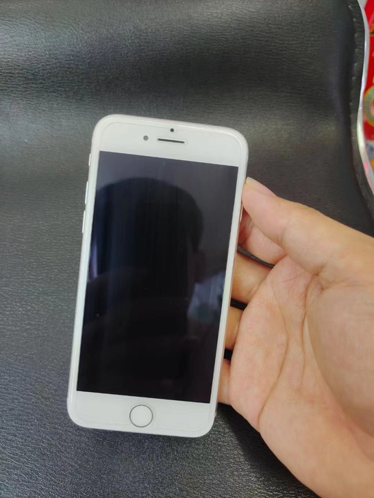 苹果8，美版的，俩网移动和联通，不能用电信...